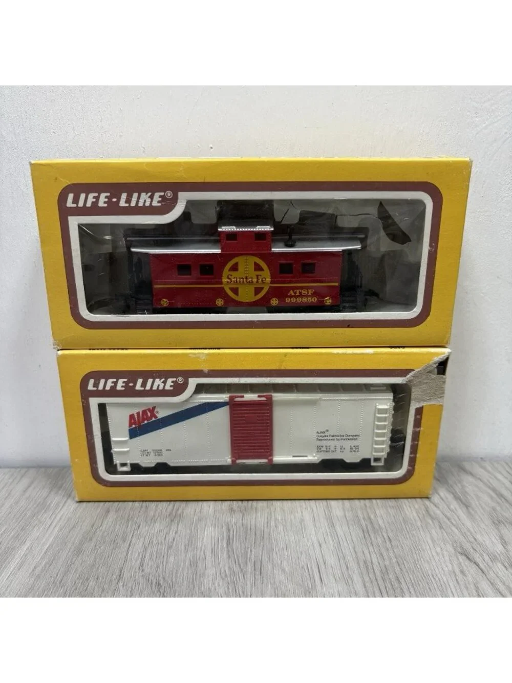 Life-like 8466 40' Box Car Ajax and Santa Fe Caboose 8542